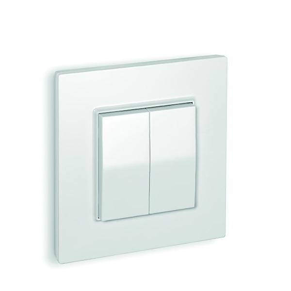 Ein Lichtschalter mit zwei Kippschaltern auf einer weißen Wandblende.