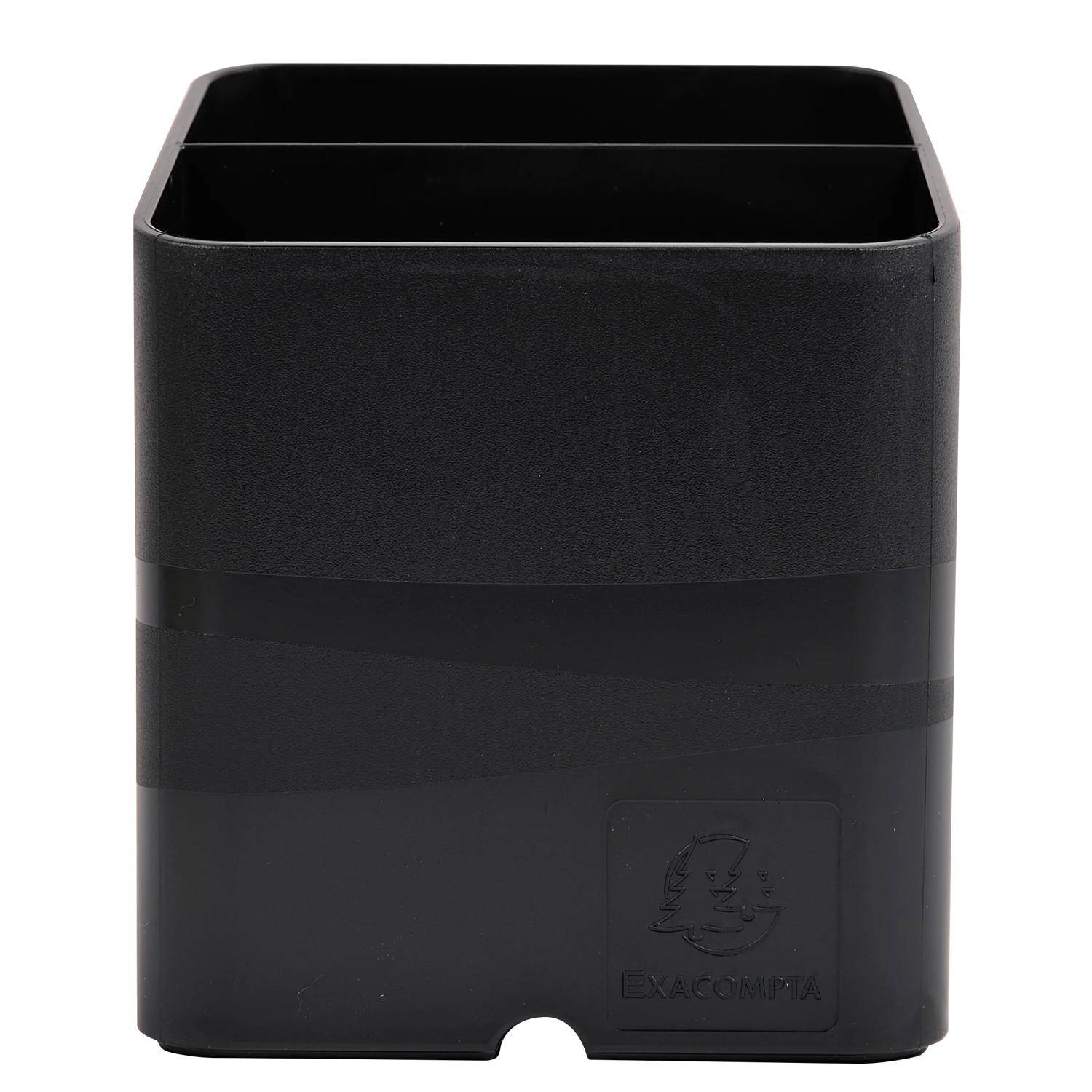 Schwarzer rechteckiger Kunststoff-Stifthalter mit offener Oberseite und geprägtem Logo in der Nähe des Bodens
