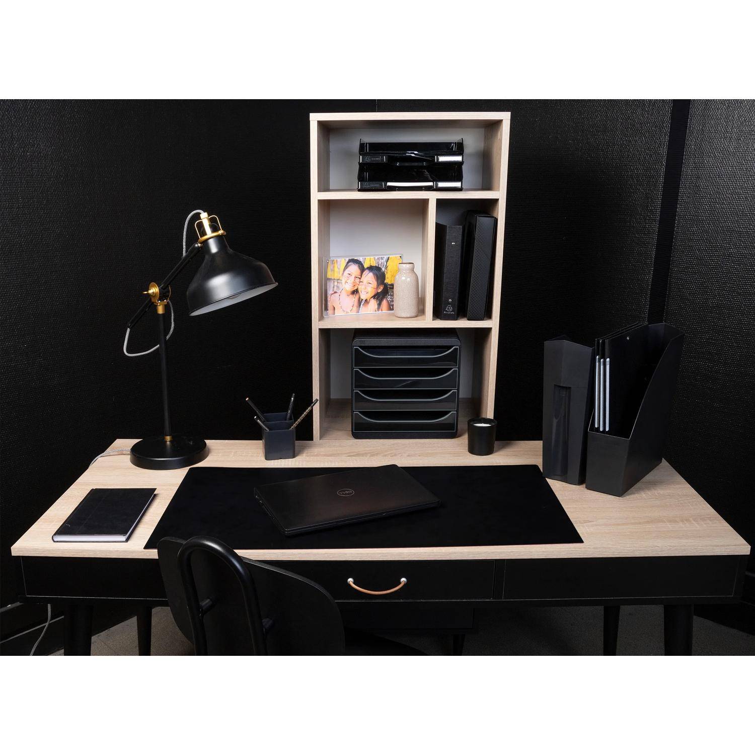 Moderner Schreibtisch aus Schwarz und Holz für das Heimbüro mit Lampe, Laptop, Dateiorganizern, Bücherregal und gerahmtem Familienfoto.