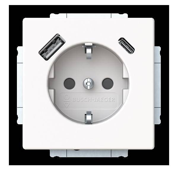 Weiße elektrische Steckdose mit zwei USB-Anschlüssen auf schwarzem Hintergrund.