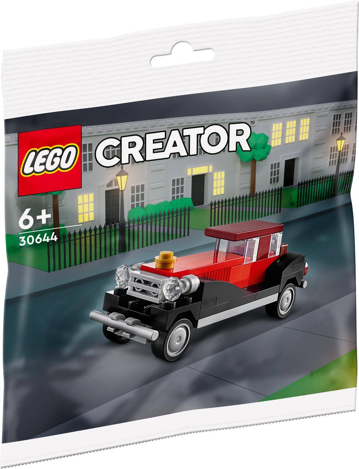 Ein rotes und schwarzes LEGO-Auto aus der Creator-Serie, Set-Nummer 30644, geeignet für Kinder ab 6 Jahren, auf einer Stadtstraße mit Gebäuden.