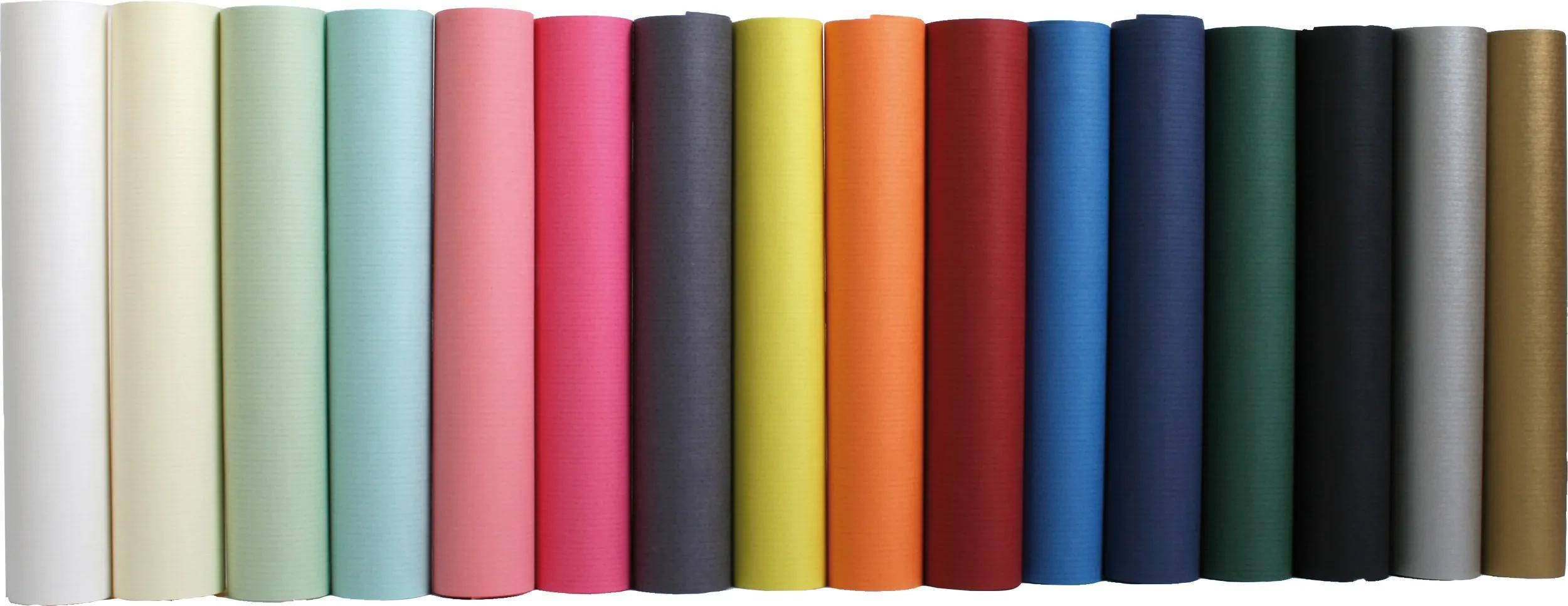 Reihen von aufrechten Stoff- oder Papierrollen in vielen Farben, nebeneinander angeordnet wie eine Musterausstellung.