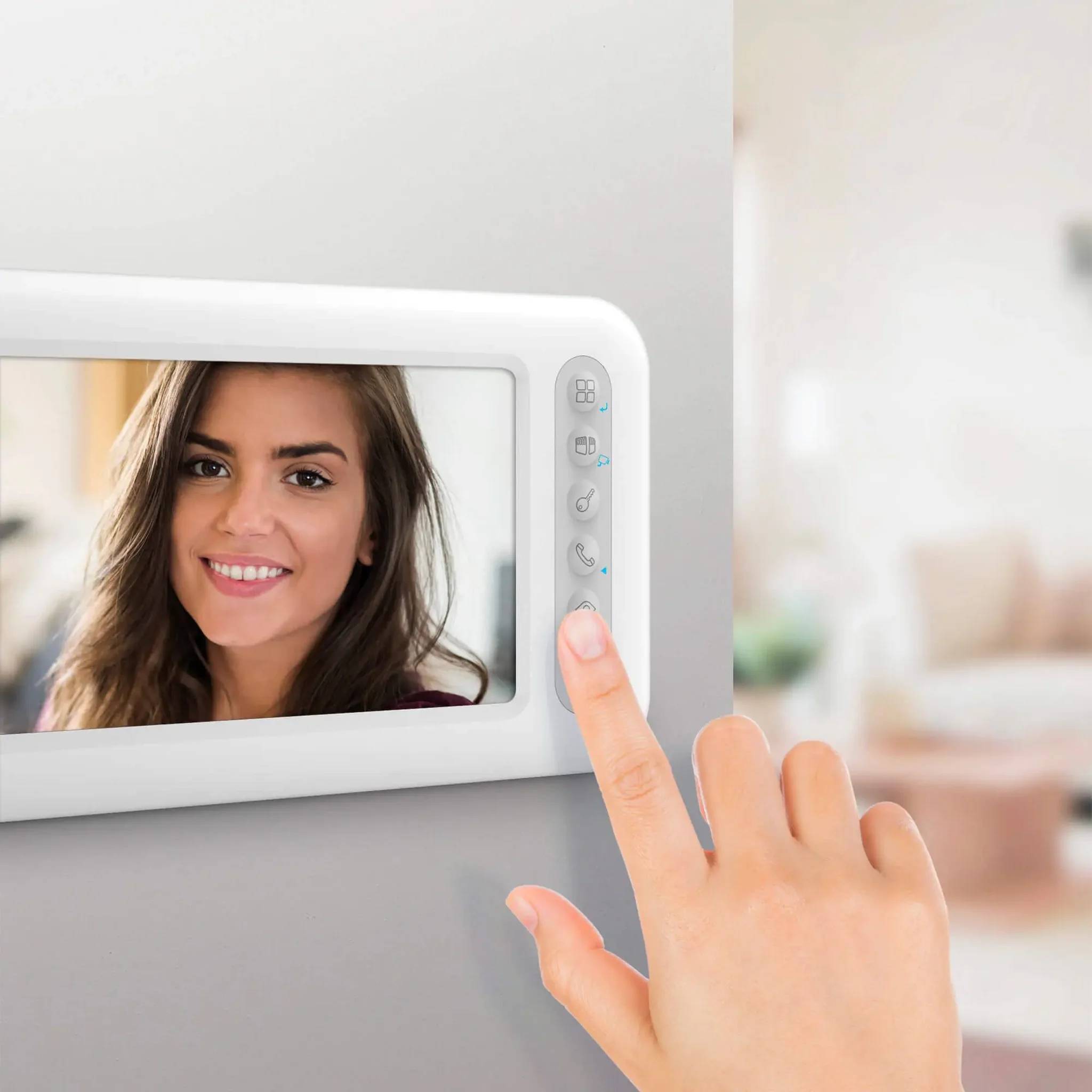 Hand drückt auf eine Video-Gegensprechanlage oder Smart-Home-Display, auf dem Bildschirm ist eine lächelnde Frau zu sehen