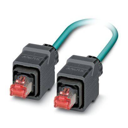 Zwei Ethernet-Kabel mit schwarzen Steckern, jeweils mit einer roten Verriegelung, nebeneinander vor einem neutralen Hintergrund angeordnet.