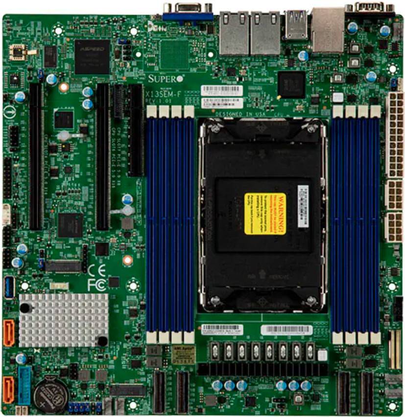 Motherboard eines Computers mit mehreren Steckplätzen, Anschlüssen und Komponenten. Zentraler Sockel mit der Bezeichnung „Designed in USA