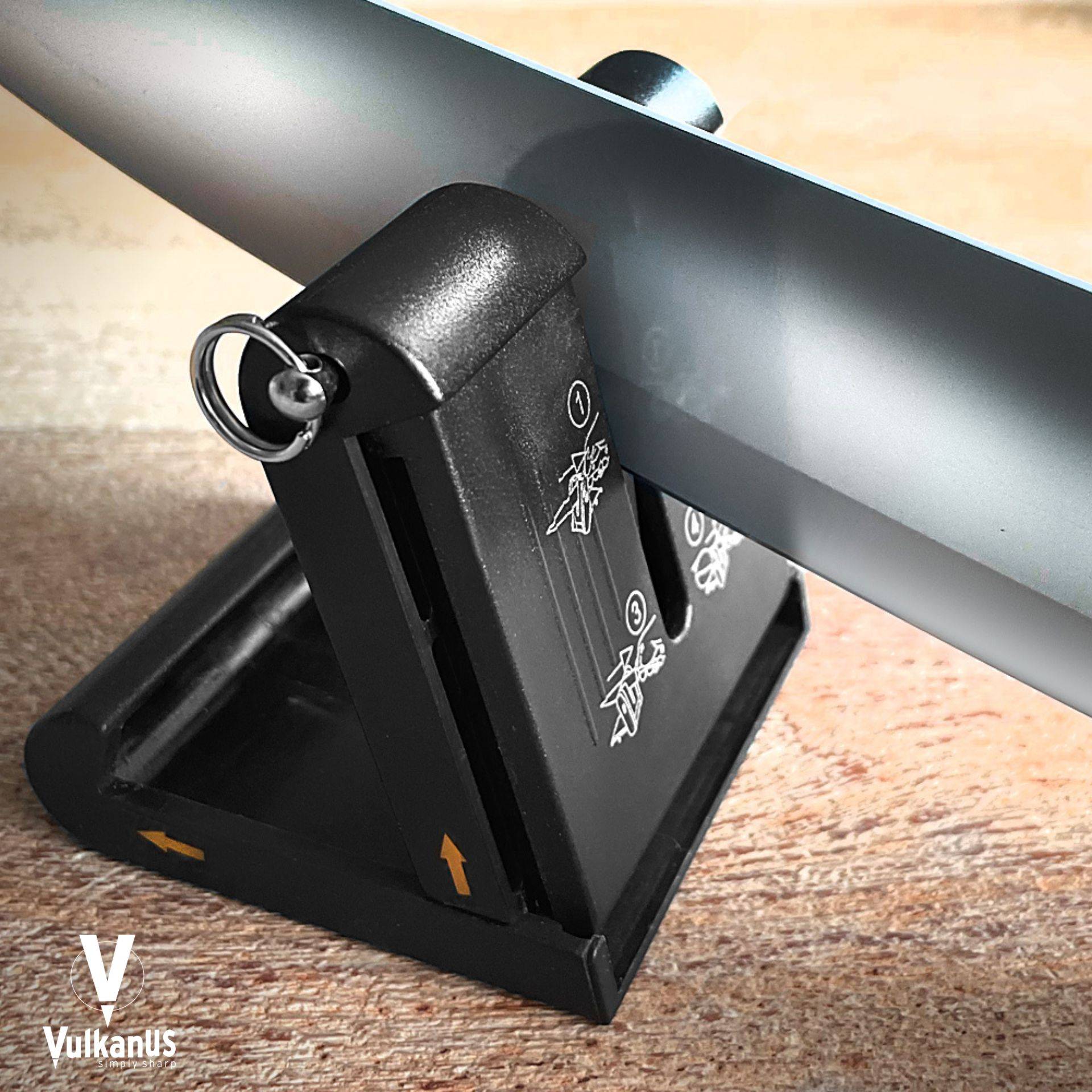 Ein Messer ruht auf einem schwarzen Messerschärfer mit der Bezeichnung „Vulkanus