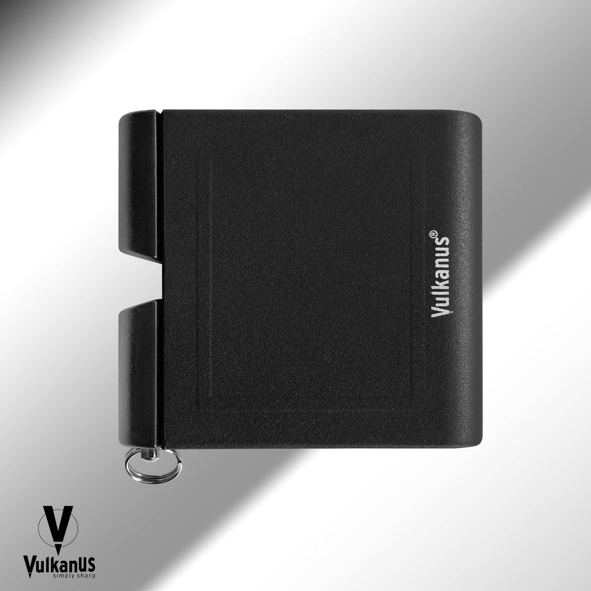Ein schwarzer Vulkanus-Messerschärfer mit einem eleganten, modernen Design ist auf grauem Hintergrund zentriert und zeigt das Logo unten links.