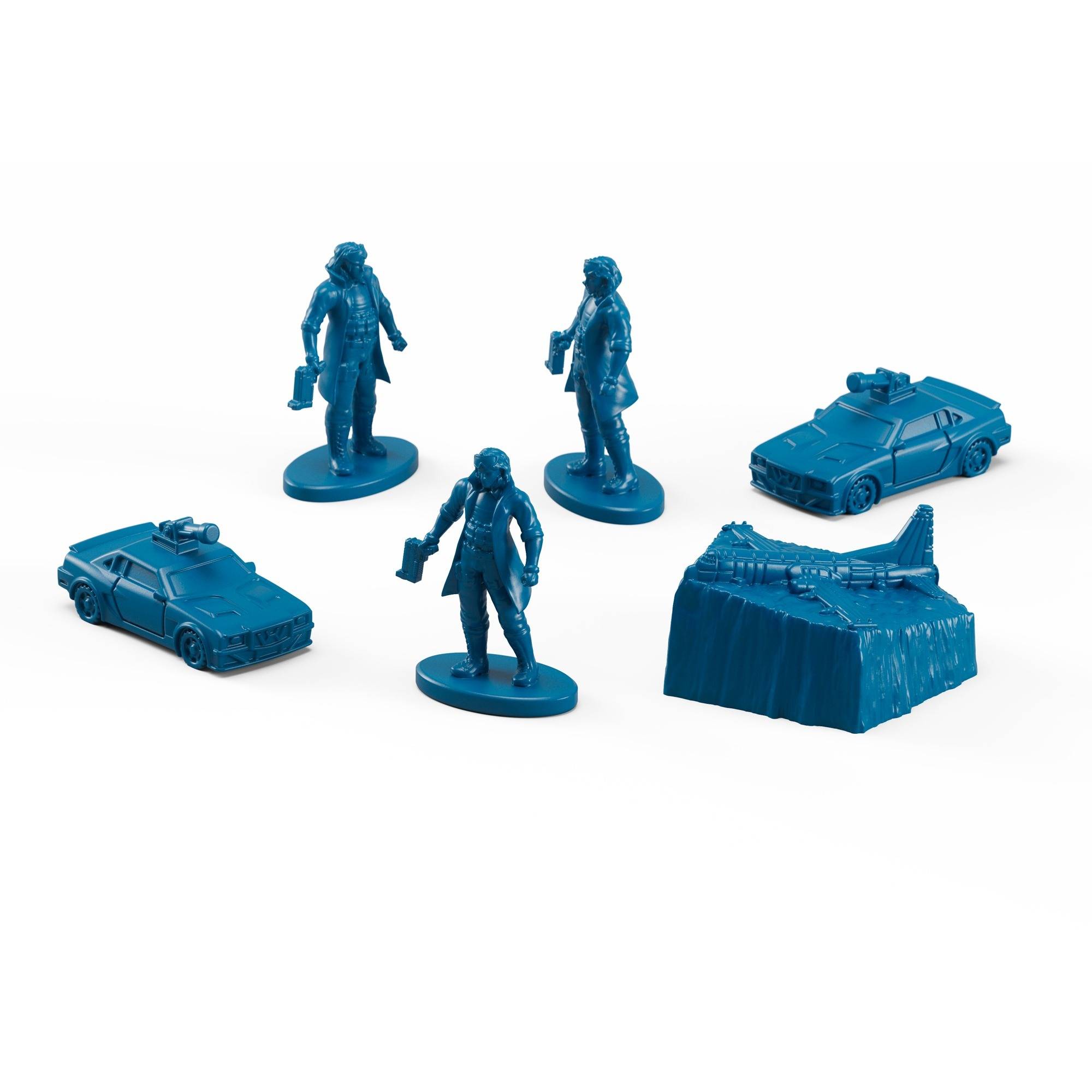 Blaue Miniaturfiguren: drei bewaffnete menschliche Figuren, zwei Autos und ein großes Geländestück auf weißem Hintergrund.