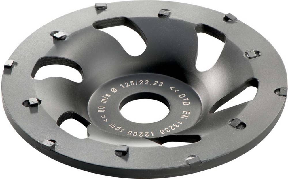 Ein schwarzes Schleifrad mit gleichmäßig verteilten Ausschnitten entlang seiner Kante. Eingravierter Text enthält Spezifikationen wie Durchmesser und Typ.