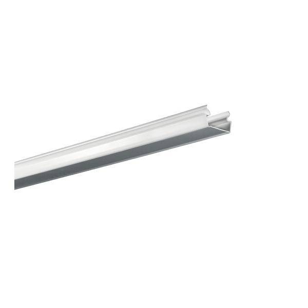 Ein weißes, längliches, hohles Aluminiumprofil mit Rillen, das zur Aufnahme von LED-Streifen dient, vor einem neutralen Hintergrund.