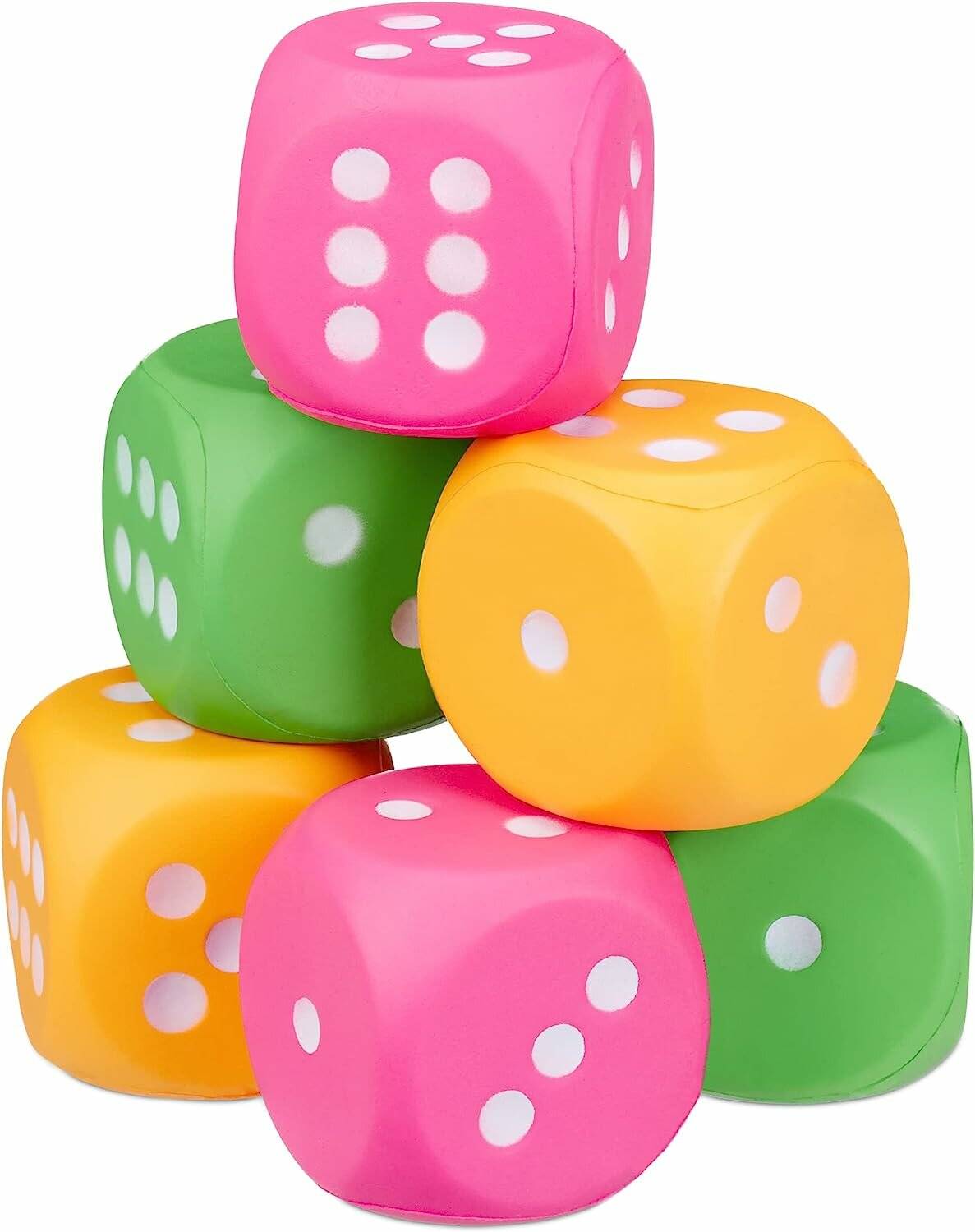 Stapel von farbenfrohen Spielwürfeln in Rosa, Grün und Gelb auf weißem Hintergrund.