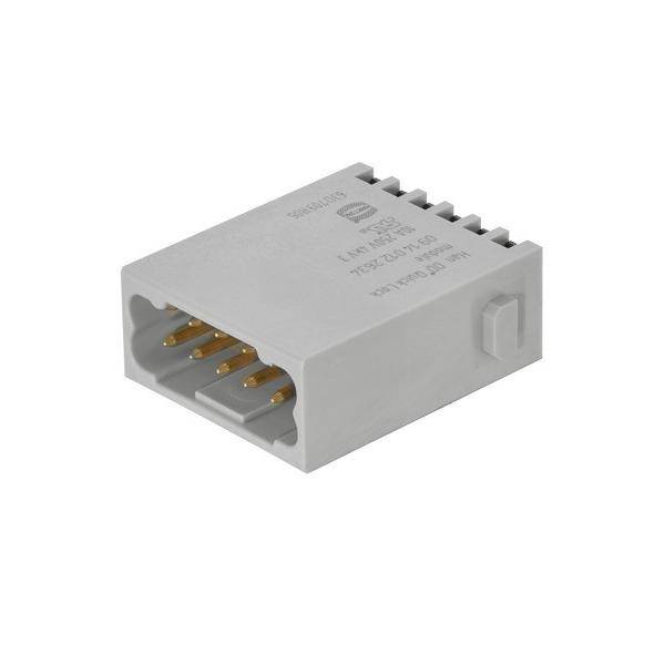 Ein rechteckiger grauer elektrischer Anschluss mit mehreren vergoldeten Pins, die auf einer Seite sichtbar sind, der für Schaltungsverbindungen verwendet wird.