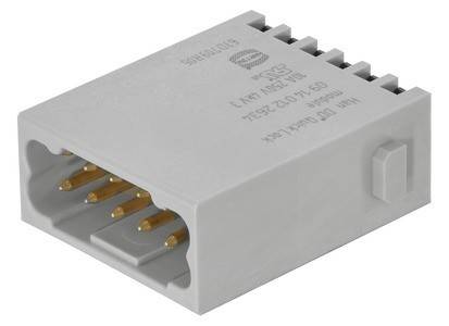 Eine Nahaufnahme einer elektronischen Komponente mit mehreren Goldstiften, wahrscheinlich ein Anschluss oder Adapter, auf dessen Oberfläche Produktetiketten zu sehen sind.