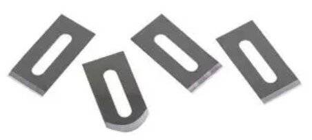 Metallhalterungen mit rechteckigen Schlitzen, diagonal ausgerichtet auf weißem Hintergrund, für industrielle oder mechanische Anwendungen konzipiert.