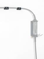 Transparenter in-line Sicherungshalter auf einem Draht, mit einem gebogenen Kabel, das oben eintritt, und einer unteren Leitung, die unten austritt.