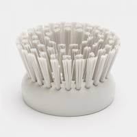 Rundbürste mit dichtem weißem Borstenkopf, entwickelt für Reinigungszwecke.