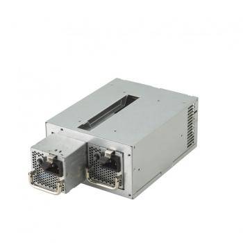 Ein silberfarbener rechteckiger elektronischer Apparat mit zwei einsteckbaren Modulen an der Vorderseite, versehen mit Belüftungsschlitzen und Griffmulden für einfache Herausnahme.
