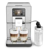 Automatische Espressomaschine, die zwei schichtige Kaffeegetränke zubereitet, mit einem an der rechten Seite angebrachten Milchaufschäumer-Behälter.