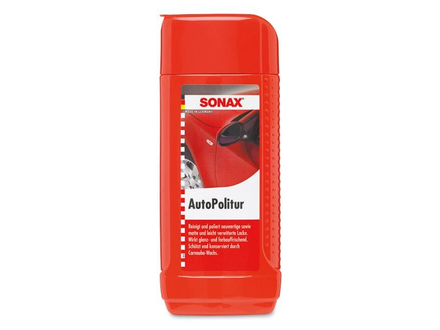Rote SONAX AutoPolitur Autopflegeflasche auf weißem Hintergrund.