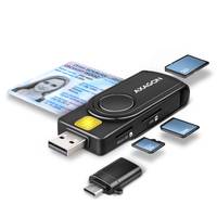 Ein USB-Kartenleser mit mehreren Kartensteckplätzen, ein Micro-USB-Adapter und Speicherkarten; eine Ausweiskarte liegt daneben.