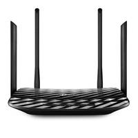 Schwarzer kabelloses Router mit vier Antennen auf weißem Hintergrund.