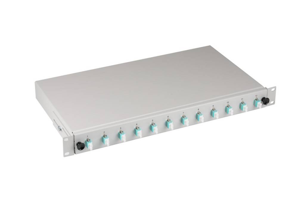 Ein Metall-Rack-Einschub-Glasfaser-Verteilerpanel mit 12 Anschlüssen, die jeweils mit blauen Schutzabdeckungen versehen sind, zur Netzwerkverbindung.