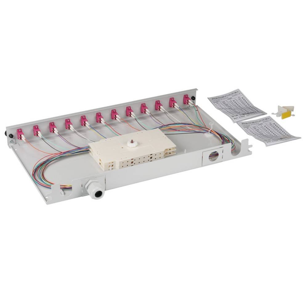Ein Glasfaser-Verteilerpanel mit mehreren Anschlussports, farbigen Kabeln und zwei Bedienungsanleitungen daneben.