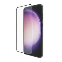 Ein Smartphone mit einer transparenten Displayschutzfolie, die über dem Display ausgerichtet ist, auf weißem Hintergrund dargestellt.