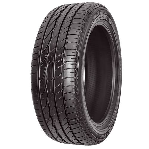 Schwarzer Bridgestone-Autoreifen auf einfachem schwarzem Hintergrund, angewinkelt, um das Profil und die Seitenwand zu zeigen.