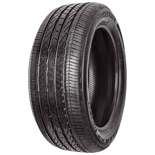 Schwarzer Bridgestone-Reifen in Dreiviertelansicht auf einfarbig schwarzem Hintergrund.