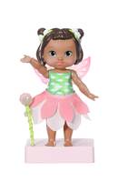 Eine Puppe, die als Fee verkleidet ist, mit einem rosa Blumenrock und Flügeln, die einen Stab hält und aufrecht steht.