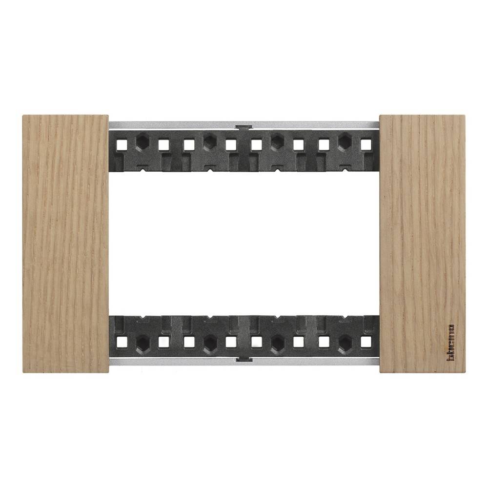 Ein Holzrahmen mit Metallbeschlägen und offenen quadratischen Ausschnitten in der Mitte, konzipiert für die Montage von elektronischen Komponenten oder Schaltern.