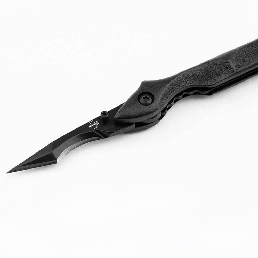 Schwarzes taktisches Klappmesser, geöffnet auf weißem Hintergrund, mit spitzer Klinge und strukturiertem Griff.