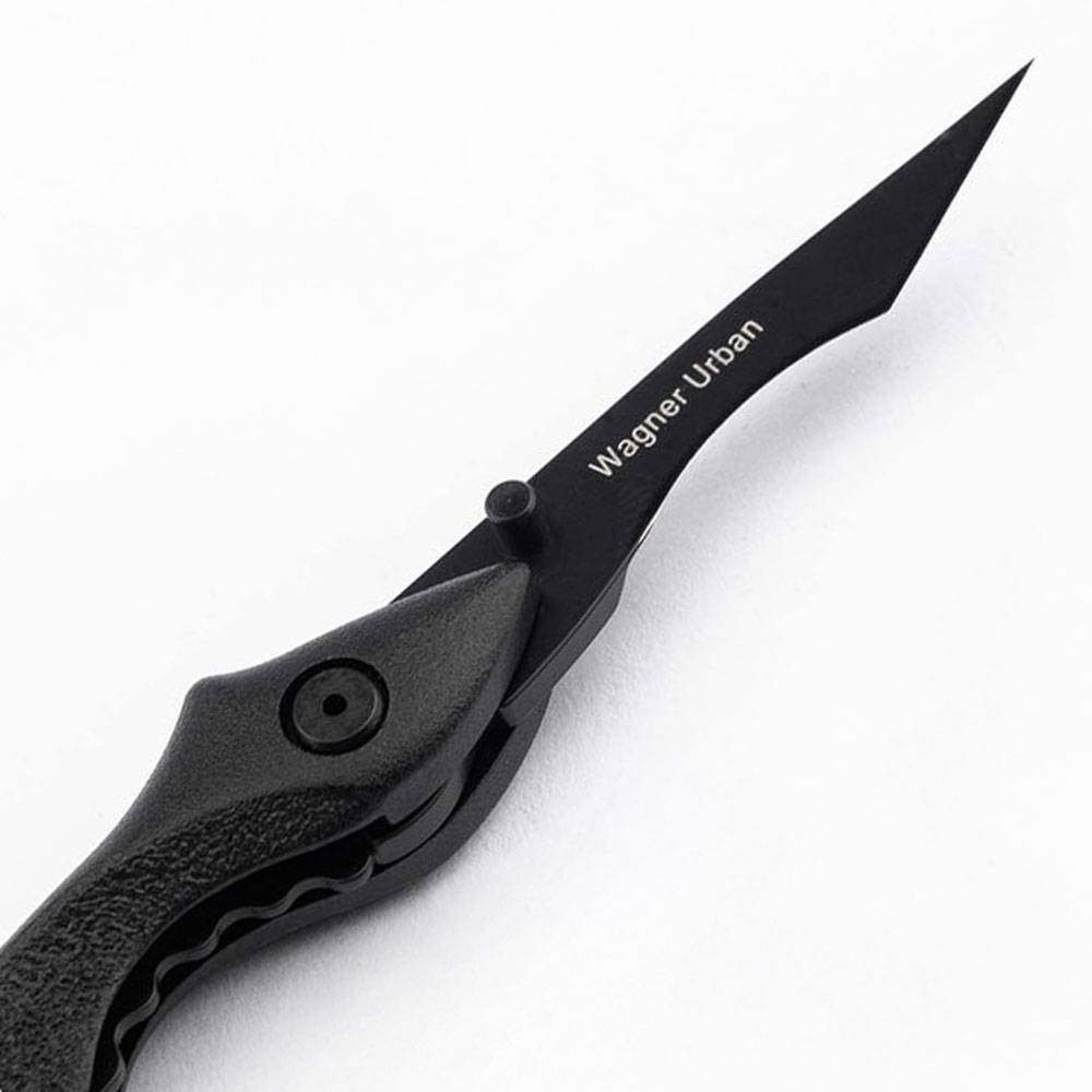 Schwarzes Klappmesser mit Spitzklinge mit der Aufschrift 