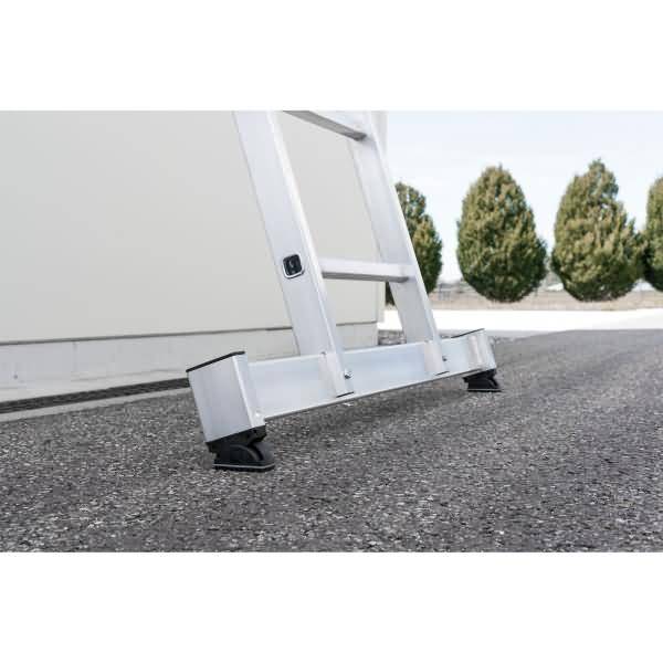 Nahaufnahme der Basis einer Leiter mit Gummifüßen auf Asphalt neben einer weißen Wand und Bäumen, die stabile Unterstützung auf dem Außengelände zeigen.