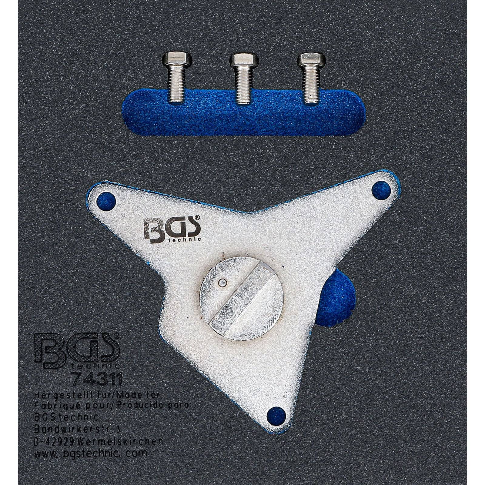 Ein dreieckiges Metalltool von BGS technic mit einem großen zentralen Knopf, drei Schrauben oben auf einem dunkelgrauen Hintergrund.