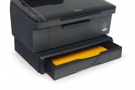 Schwarzer Epson-Drucker mit geöffnetem Papierfach und gelbem Blatt geladen, dargestellt auf weißem Hintergrund.