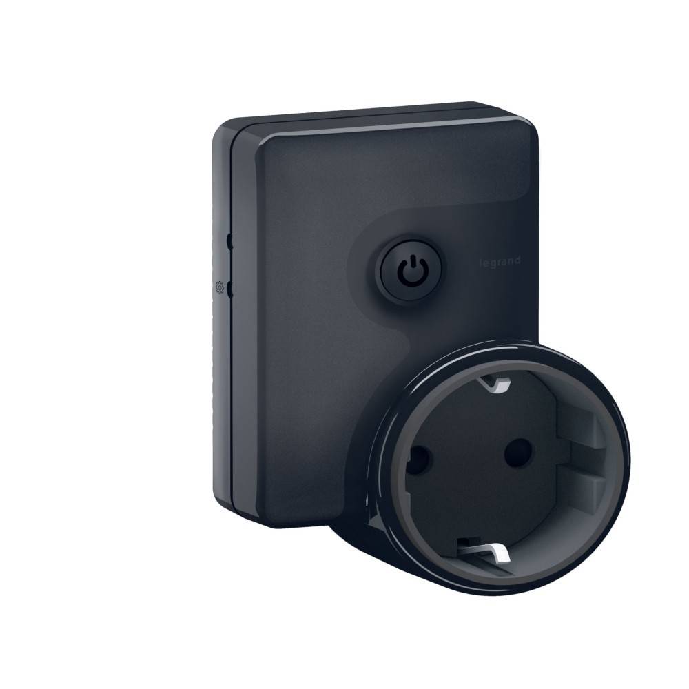 Ein schwarzer intelligenter Stecker mit einer Netzschaltertaste und einer Steckdose. Der Stecker wird in Dreiviertelperspektive dargestellt und zeigt sein kompaktes Design.