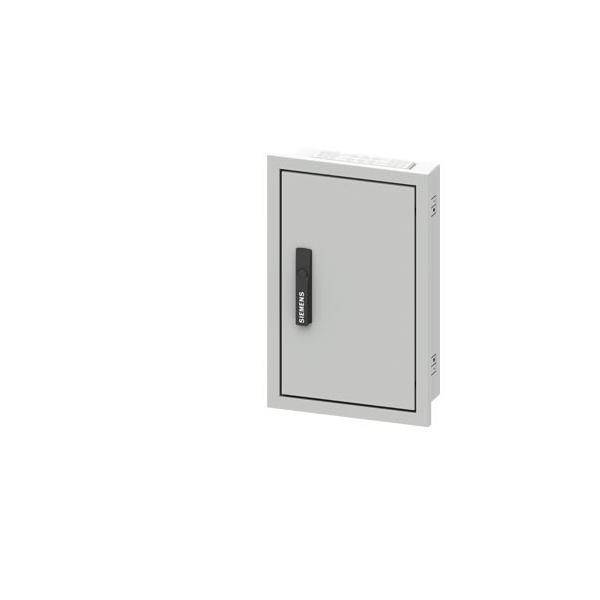 Ein kleiner elektrischer Schrank mit einer geschlossenen Tür, ausgestattet mit einem schwarzen Griff, der mit 'Gustavs' beschriftet ist.