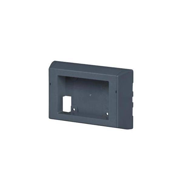 Eine dunkle graue rechteckige Installationsbox mit einer Öffnung, die zur Aufnahme elektrischer Geräte dient, aus einem Seitenwinkel betrachtet.