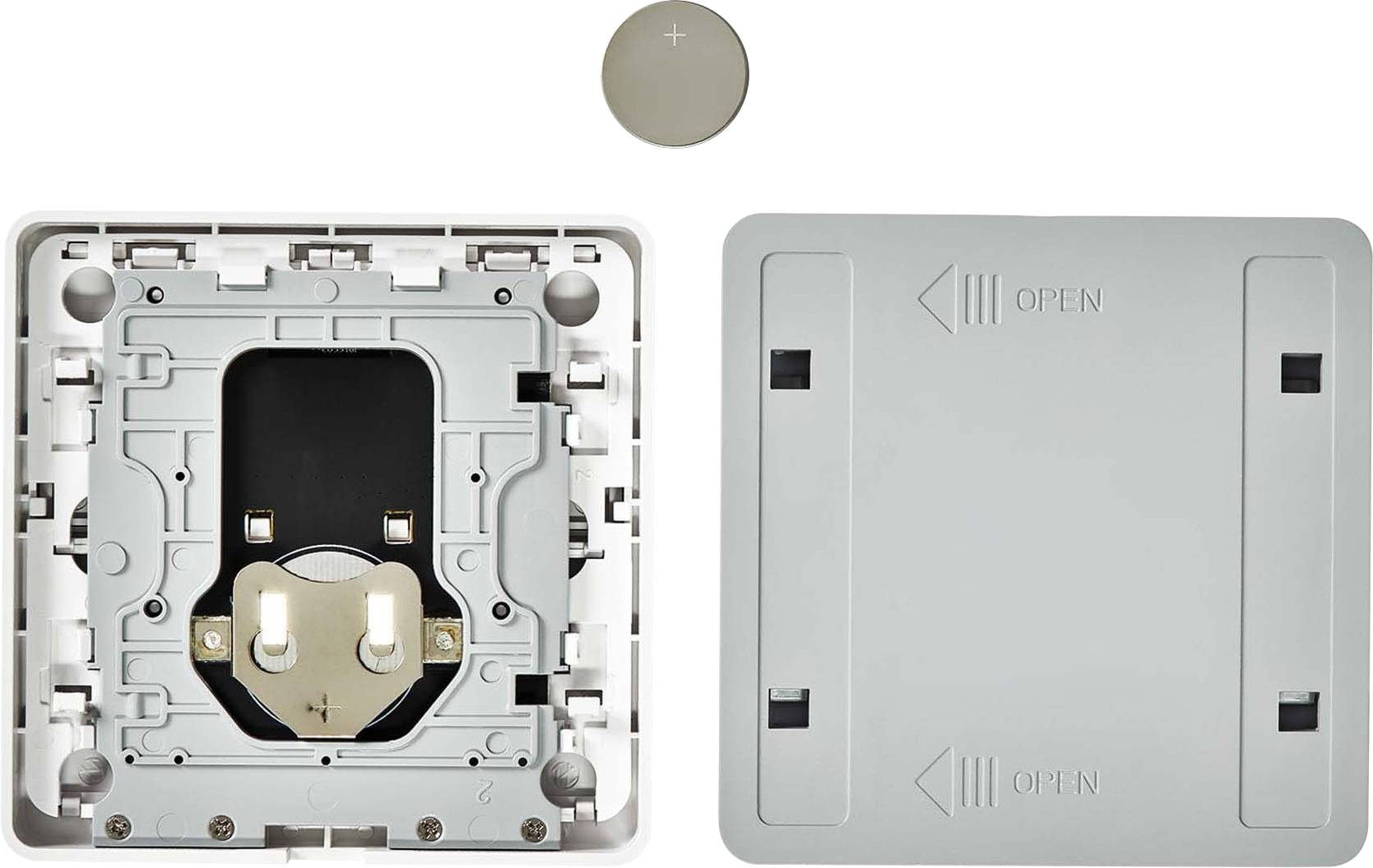 Öffnen Sie das Batteriefach eines Geräts, das Plätze für zwei runde Batterien zeigt. Der mit 'ÖFFNEN' beschriftete Deckel ist entfernt, und eine Batterie liegt in der Nähe.