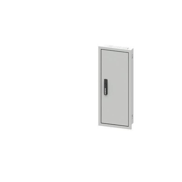 Elektrische Schalttafel mit einer geschlossenen grauen Tür und einem Griff in der Mitte, vor einem einfarbigen weißen Hintergrund.