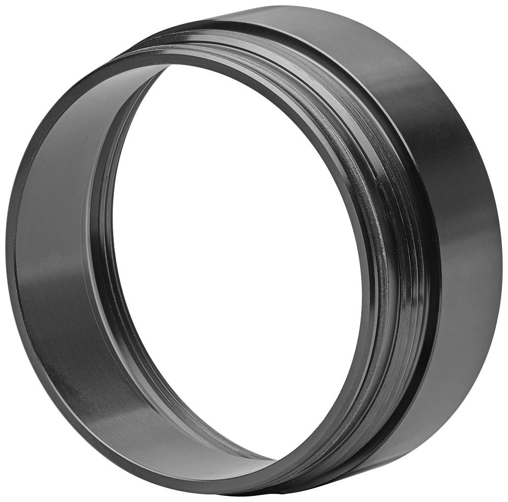 Eine Nahaufnahme eines glänzenden Metallrings, der seine glatte Oberfläche, geschwungene Form und reflektierenden Eigenschaften vor einem schwarzen Hintergrund präsentiert.