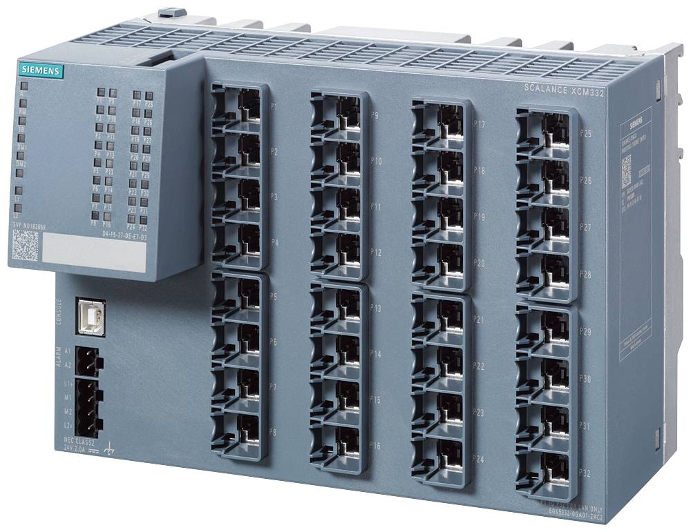 Ein Nahaufnahmebild eines Siemens SCALANCE XCM332 Switches, das mehrere Ethernet-Ports für Netzwerkverbindungen auf einem Rack-montierten Gerät zeigt.