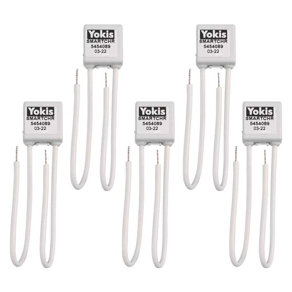 Fünf rechteckige Pakete mit der Beschriftung 'Yokis SMARTCHVR 5454089 03-22', jeweils mit zwei verbundenen Drähten, höchstwahrscheinlich elektrische Komponenten.