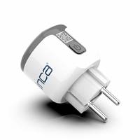 Weißer Stecker-Smart-Adapter mit zwei runden Stiften, Stromschalter und QR-Code, auf weißem Hintergrund dargestellt.
