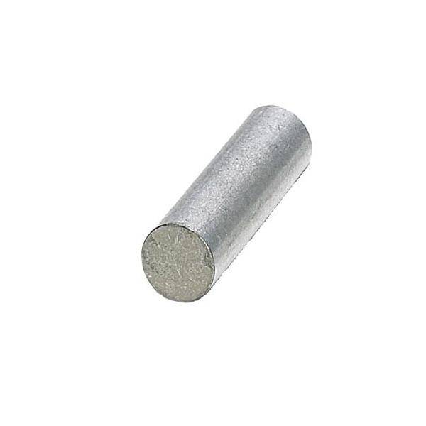 Eine zylindrische Metallstange, die in einem leichten Winkel ausgerichtet ist, überwiegend grau in der Farbe mit glatter Oberfläche, vor einem einfarbigen weißen Hintergrund.