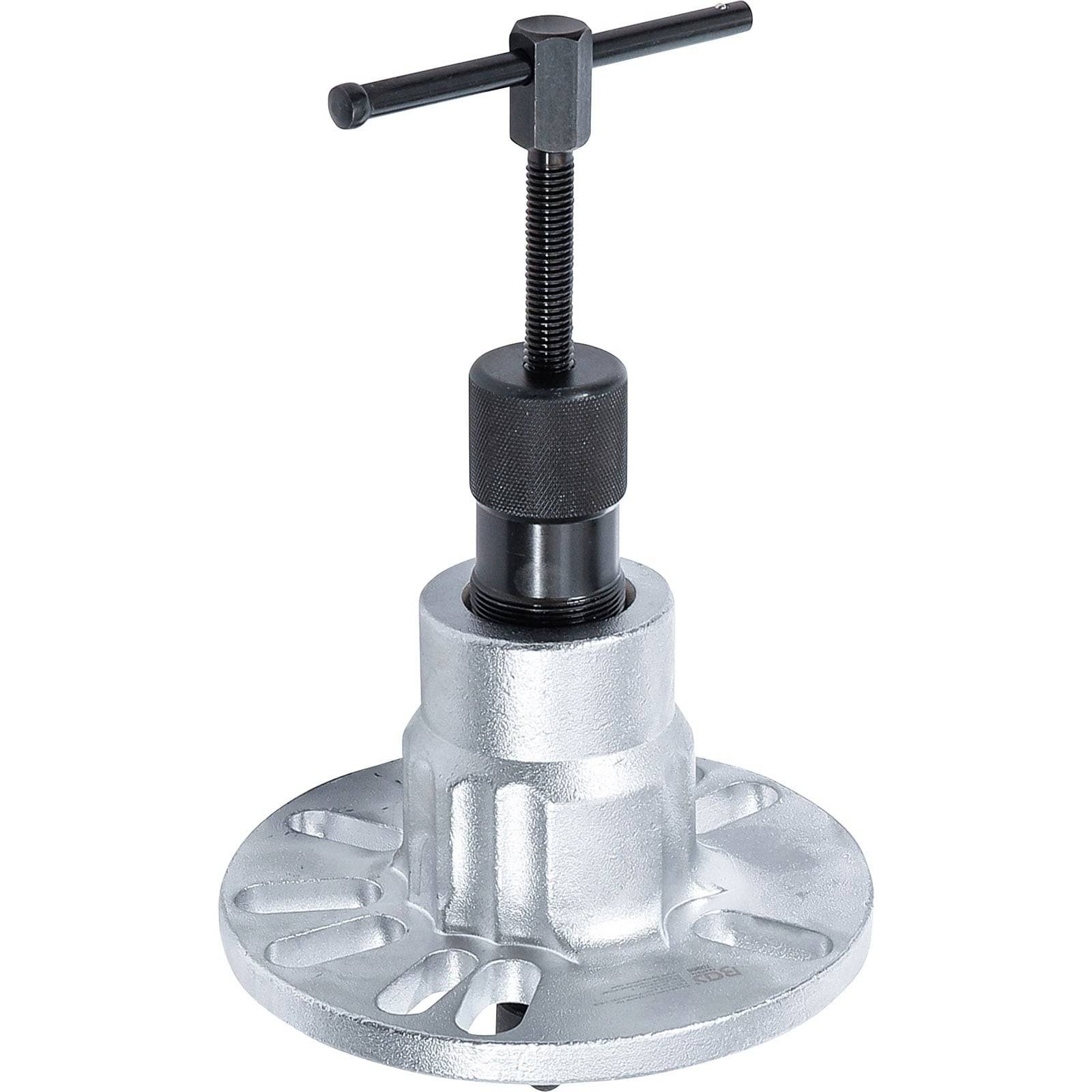 Ein silberfarbenes Metalwerkzeug mit einer flachen, runden Basis und einem vertikalen Schraubenmechanismus mit T-förmigem Griff oben, das zum Ausüben von Druck verwendet wird.