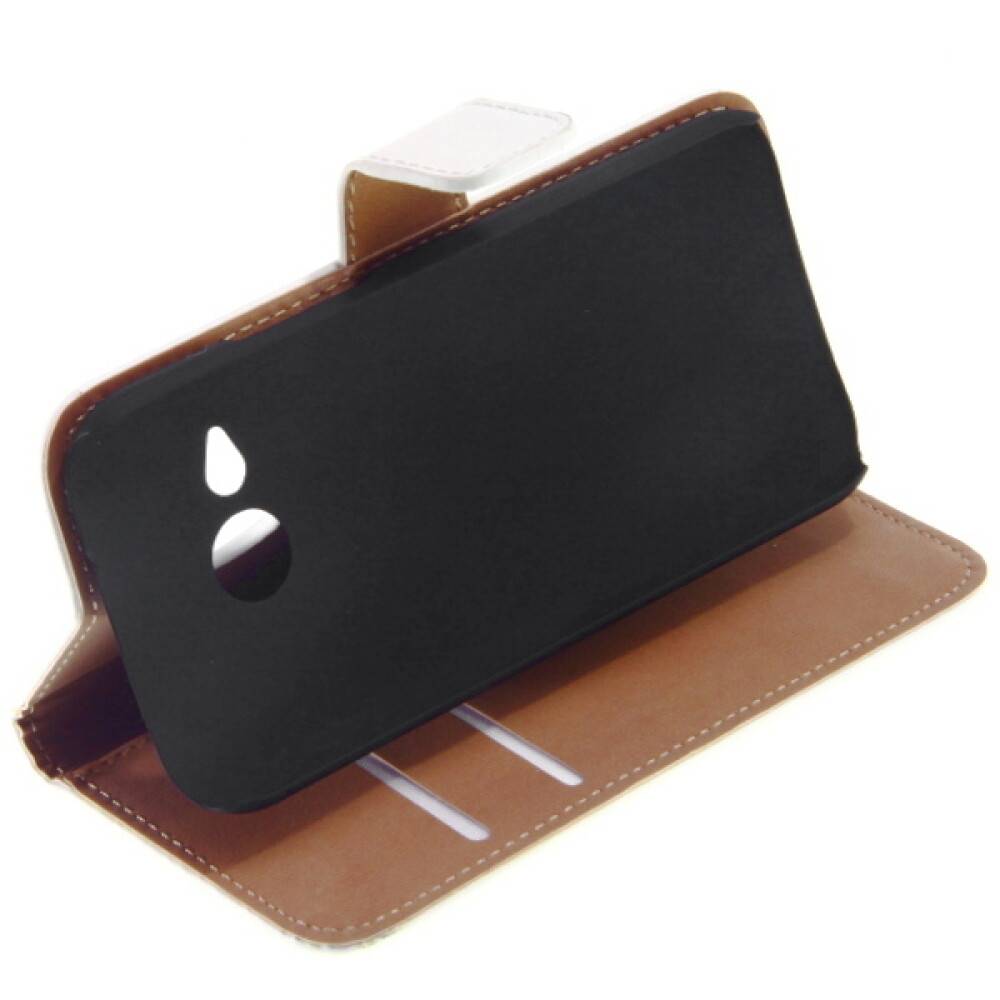 Schwarzes Smartphone in einer braunen Klappschutzhülle, offen auf weißem Hintergrund stehend, mit sichtbaren Kameraausschnitten und der Abdeckung darunter eingeklappt.