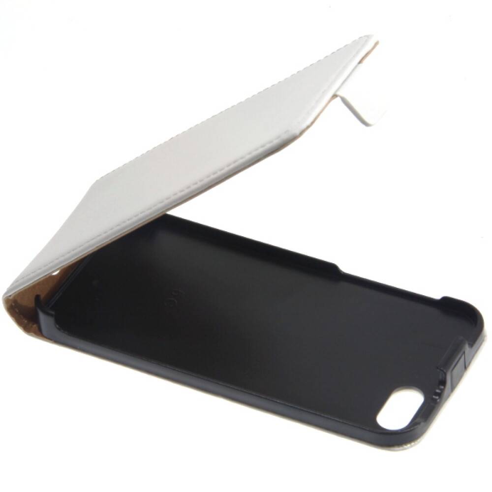 Offenes weißes Flip-Cover-Smartphone-Etui mit schwarzem Telefon im Inneren, teilweise geöffnet auf weißem Hintergrund dargestellt.